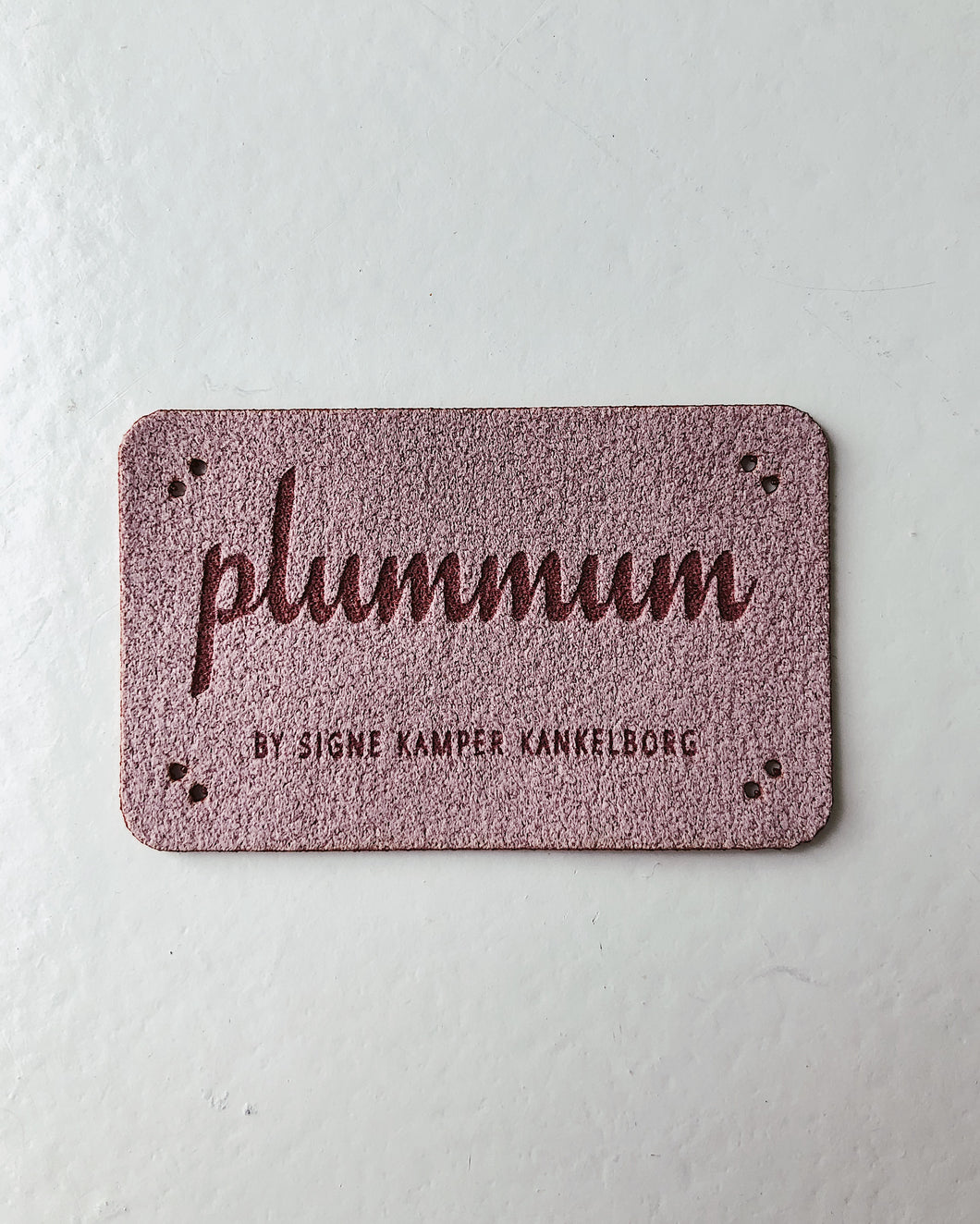Plummum-labels i Ultrasuede