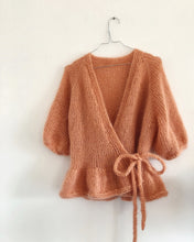 Load image into Gallery viewer, Strikkekit til &quot;Wrap me up cardigan&quot;